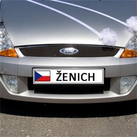 Svatební SPZ s nápisem Ženich a českou vlajkou na svatebním autě