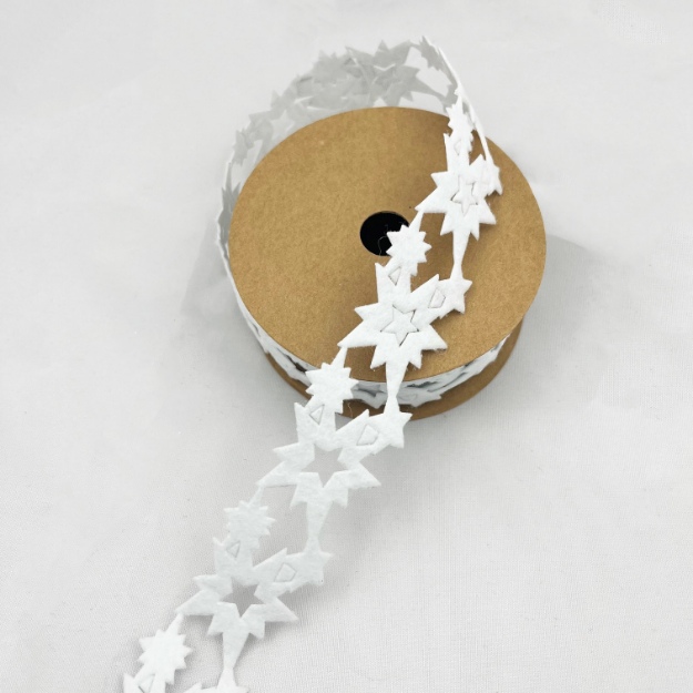 Obrázok z Ozdobná stuha tvarovaná - Hviezdy biele - 1,8 mx 2,5 cm