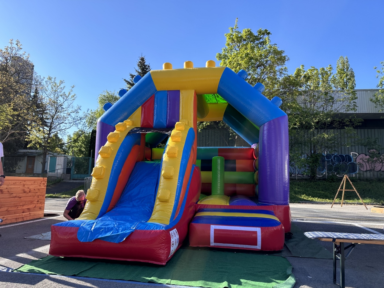 Profi skákací hrad Kostky se skluzavkou 4 x 5 m (pronájem Praha)