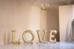 Obrázok z Stojací fóliový nápis LOVE zlatý 350 x 114 cm