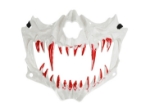 Strašidelná bílá lebková maska s červenými tesáky, ideální na Halloween
