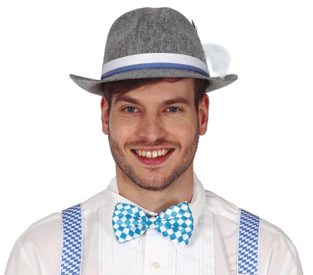 Bavorský motýlek v modro-bílém vzoru na krku muže v bílé košili