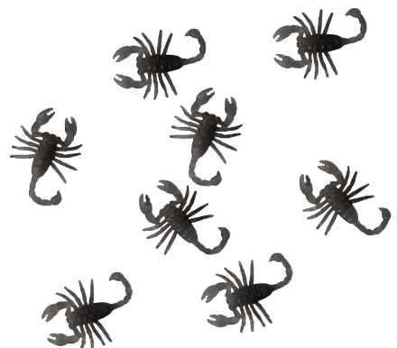 Sada 8 černých PVC škorpionů o velikosti 6 cm jako strašidelná halloweenská dekorace.