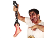Uťatá noha s krvavými detaily a černým řetězem, 65 cm – halloweenská dekorace