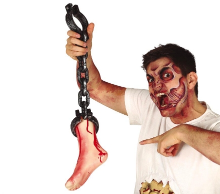 Uťatá noha s krvavými detaily a černým řetězem, 65 cm – halloweenská dekorace