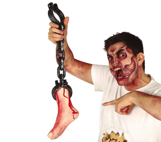 Uťatá noha s krvavými detaily a černým řetězem, 65 cm – halloweenská dekorace