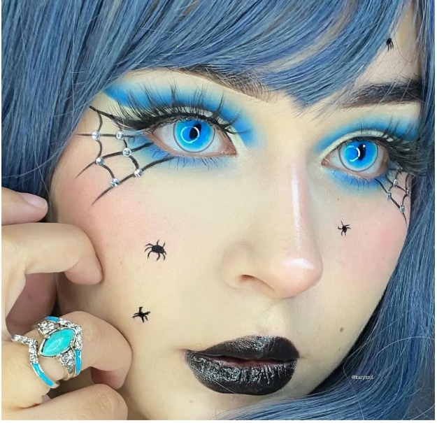 Modelka s kontaktními čočkami Blue Cat Eyes – tyrkysové čočky s růžovým srdcem a černým obrysem