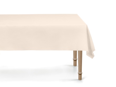 Béžový plastový ubrus 137 × 183 cm rozprostřený na stole