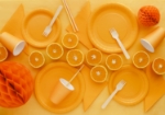 Papírové oranžové talíře 18 cm – jednorázové nádobí na party a oslavy - ukázka stolování