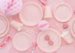 Papírové talíře světle růžové, kulaté, průměr 23 cm, balení 6 ks – ideální na oslavy a party. - ukázka stolování