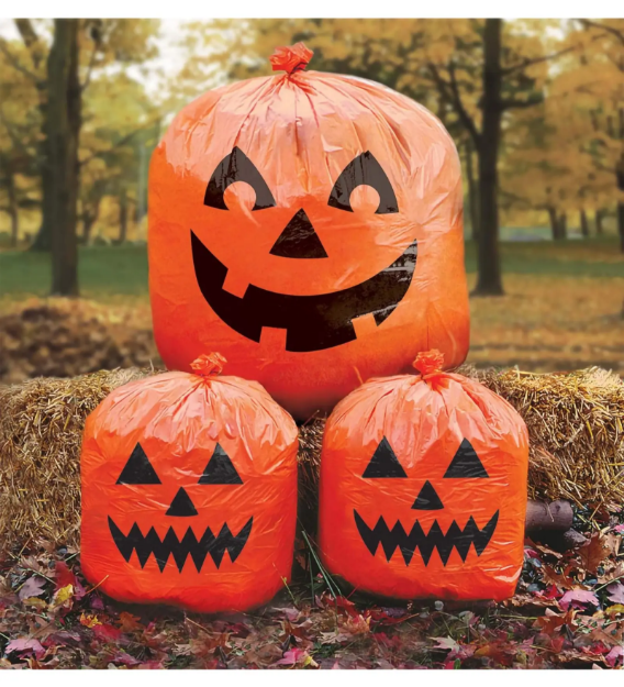 Velké pytle oranžové pytle, jako dekorace na Halloween, stačí naplnit listím, nebo papírem a dekorace je hotová