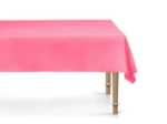 Tmavě růžový plastový ubrus 137 × 183 cm rozprostřený na stole