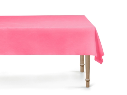 Tmavě růžový plastový ubrus 137 × 183 cm rozprostřený na stole