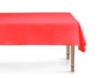 Červený ubrus 137 × 183 cm z PP materiálu, opakovaně použitelný a omyvatelný, vhodný na svatby, vánoční i valentýnské oslavy 