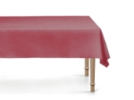 Tmavě červený ubrus 137 × 183 cm z PP materiálu, omyvatelný a opakovaně použitelný, vhodný na svatby, vánoční i valentýnské oslavy.