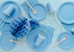 Světle modrý ubrus 137 × 183 cm z PP materiálu, opakovaně použitelný a omyvatelný, ideální na svatby, narozeniny i baby shower - ukázka stolování