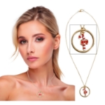 Vánoční náhrdelník se sladkou hůlkou v kruhu na modelce