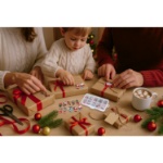 Detail vánočních samolepicích dekorací pro zdobení dárků a tvoření