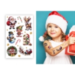 Dítě s aplikovaným vánočním dočasným tetováním během sváteční zábavy