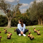 Velikonoční dekorace s mini fóliovými balonky Chocolate Easter Bunny na trávníku