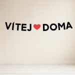 Zavěšená papírová girlanda Vítej doma s červeným srdcem jako uvítací dekorace v interiéru