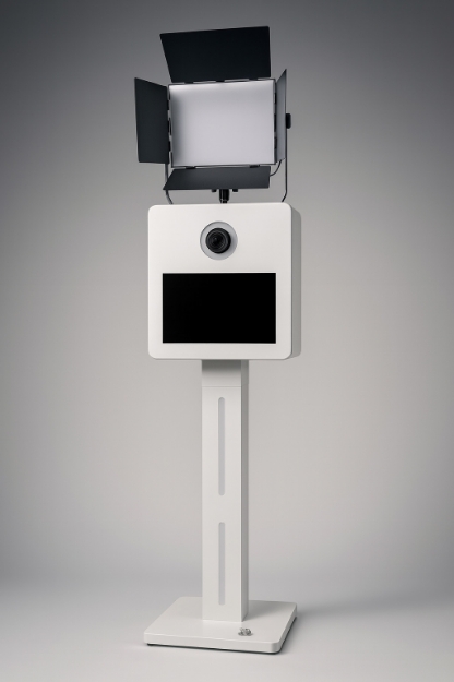 Profesionální fotokoutek s AI fotopozadím a studiovým světlem na stojanu