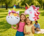 Děti s fóliovými balónky jednorožec na oslavě