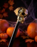 Hůl s lebkou jako doplněk halloweenské dekorace