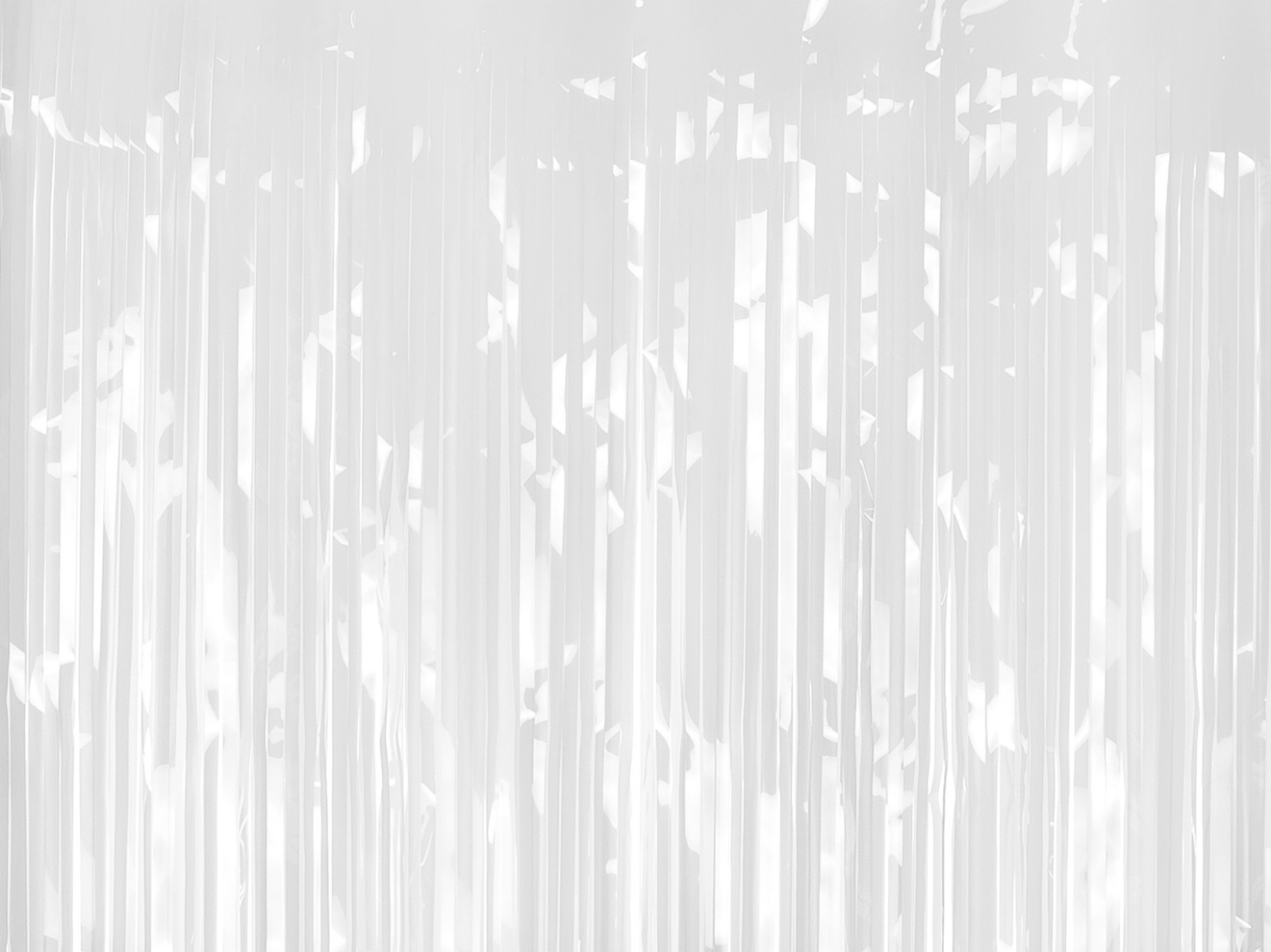 Bílý metalický party závěs 100 x 200 cm