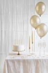Bílý metalický závěs jako fotopozadí s balónky