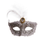 Detail krajkové masky s ozdobným peřím