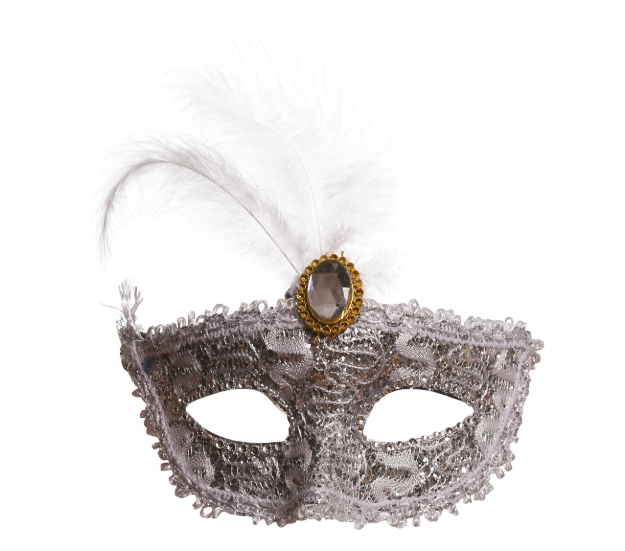 Detail krajkové masky s ozdobným peřím