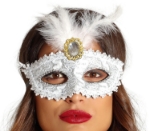 Bílá karnevalová škraboška s peřím a kamínkem