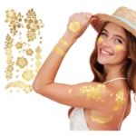 Modelka se zlatým květinovým tetováním na ruce a obličeji