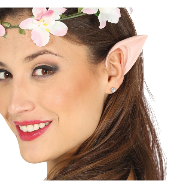 Latexové elfí uši nasazené na uchu modelky