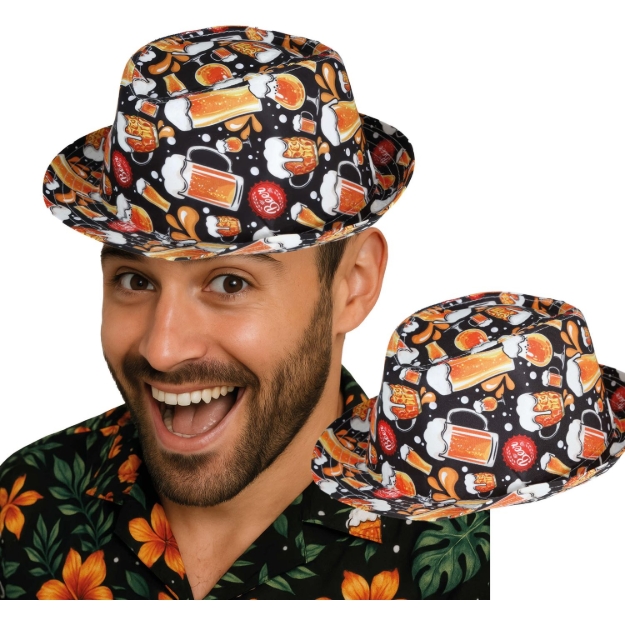 Muž s barevným kloboukem s motivem půllitrů piva