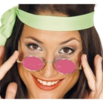 Žena s čelenkou a růžovými lenonkami ve stylu 60. let