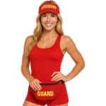 Modelka v kostýmu pobřežní hlídky s červeným kšiltem a ledvinkou