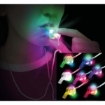 Svítící píšťalka na krku během festivalové party