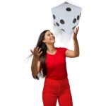 ladí lidé drží velké nafukovací kostky na party