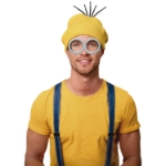 Muž v kostýmu mimoň se žlutou čepicí a kulatými brýlemi