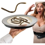 Reakce ženy překvapené gumovými žížalami na talíři