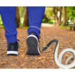 Žert s falešným hadem připevněným na oblečení