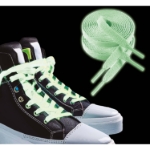 Zelené svítící tkaničky v teniskách