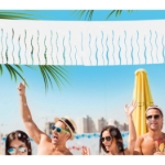 Bílá střapcová girlanda jako dekorace na letní party