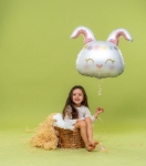 Velikonoční dekorace s balónkem králíček s květinovou čelenkou