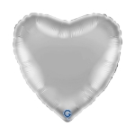 Stříbrný balonek ve tvaru srdce jako elegantní dekorace na oslavu nebo svatbu