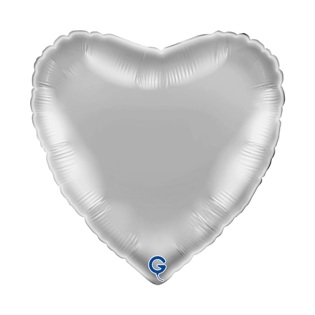 Stříbrný balonek ve tvaru srdce jako elegantní dekorace na oslavu nebo svatbu