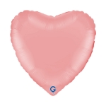 Matně růžový balonek ve tvaru srdce jako jemná dekorace na oslavu nebo baby shower