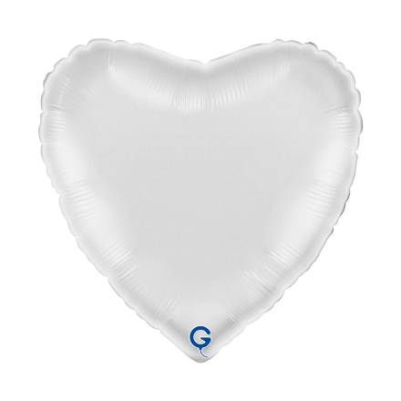 Bílý balonek ve tvaru srdce jako elegantní dekorace na svatbu nebo oslavu